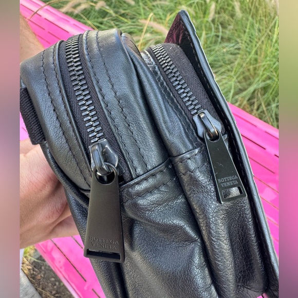 Authentic Mint Condition Bottega Veneta Men’s Crossbody Belt Bag. - Picture 10 of 17